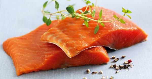 Cá hồi là nguyên liệu giàu canxi nên được bổ sung vào thực đơn các bữa ăn 