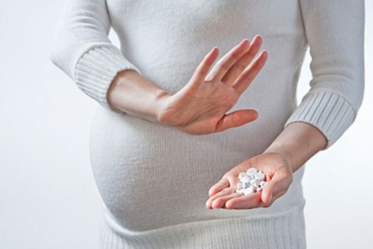 Do chưa có dữ liệu về độ an toàn trên phụ nữ mang thai, nên tránh sử dụng Alzole ở phụ nữ có thai