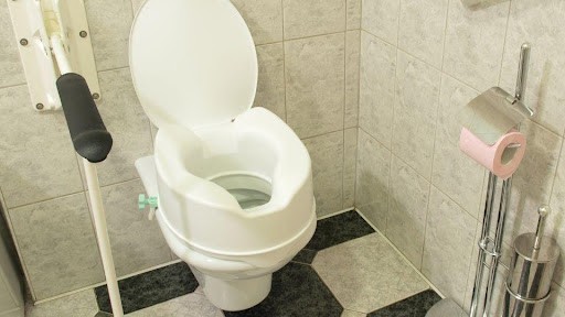 Sử dụng bệ ngồi toilet cao, tránh bệ ngồi xổm
