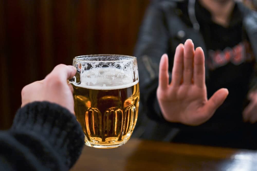 Nên hạn chế rượu bia, thuốc lá để phòng ngừa xuất huyết não