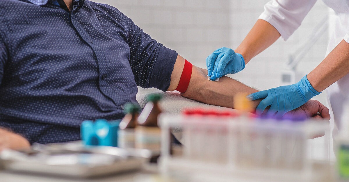 Người đi xét nghiệm nên mặc áo ngắn tay để thuận tiện cho việc lấy mẫu máu