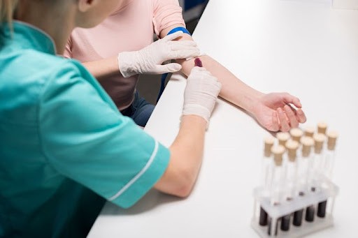 Nhân viên y tế thực hiện lấy mẫu máu
