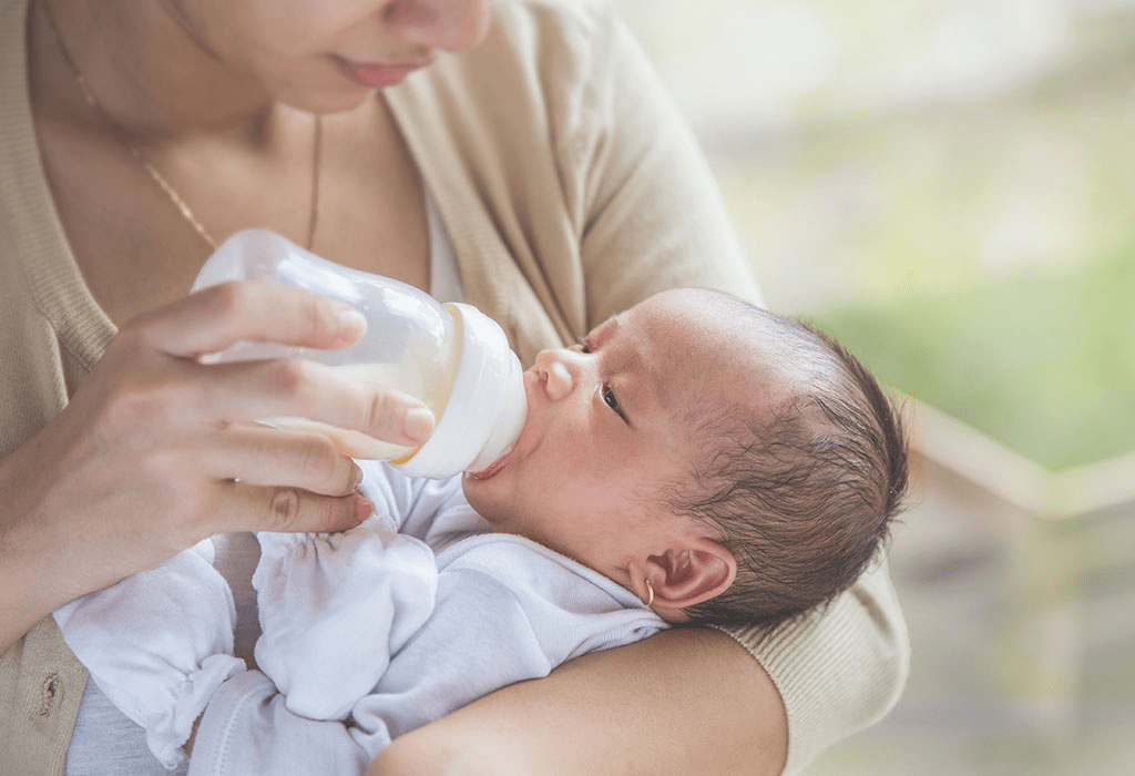 Các dụng cụ pha sữa cho trẻ cần được tiệt trùng trước khi sử dụng
