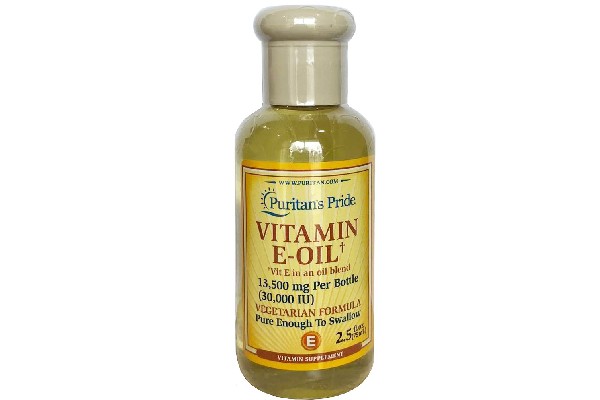 Puritan's Pride Vitamin E Oil là sản phẩm hỗ trợ liền sẹo