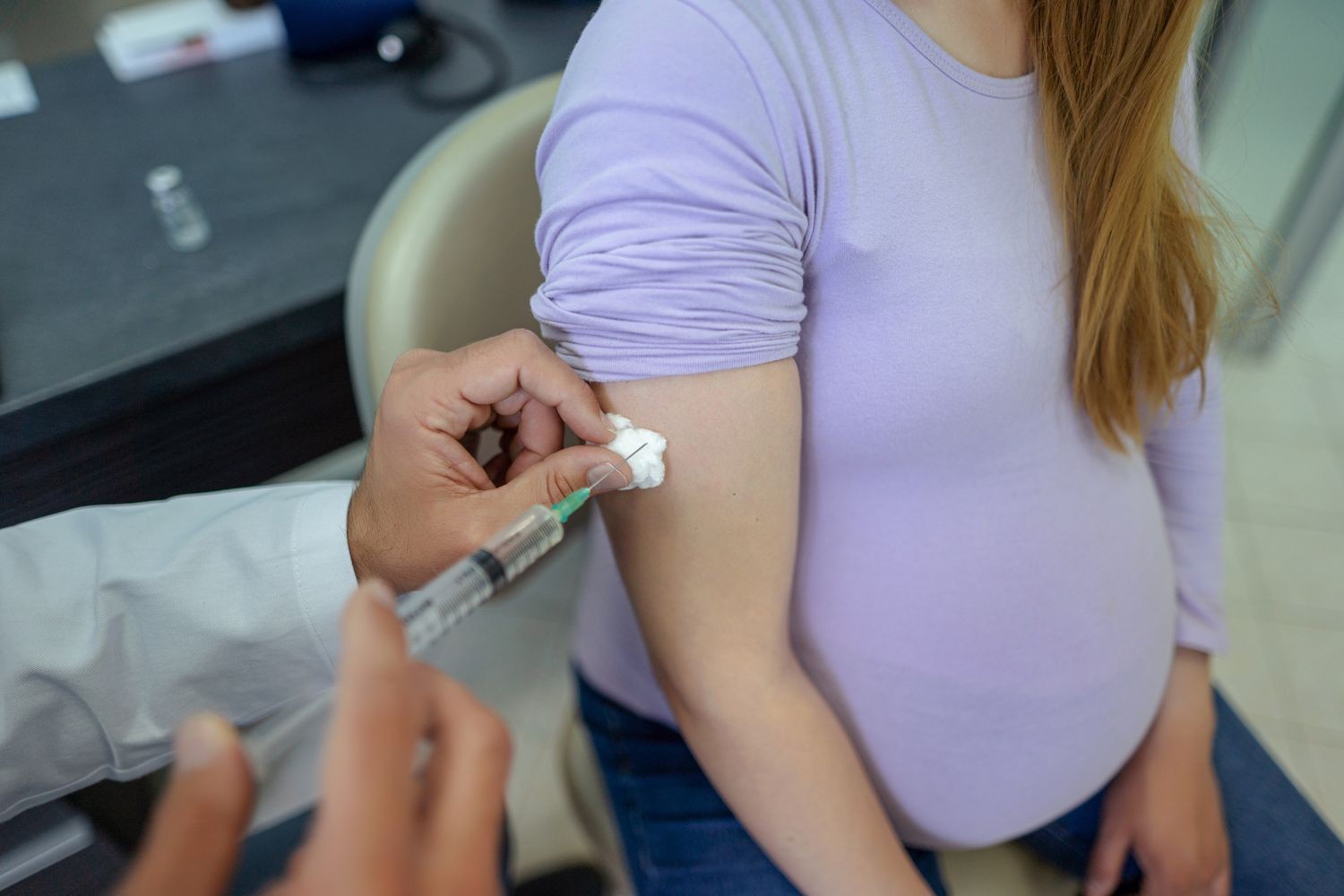 Tiêm vắc xin cúm giúp phòng tránh cảm cúm khi mang thai